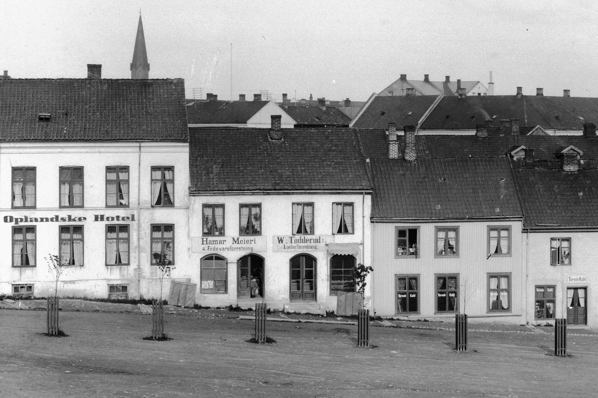 Hans Emil Erichsen, Bebyggelse ved Stortorget i Hamar. Oplandske Hotel, Hamar Meieri & Fødevareforretning, W. Todderud Læderforretning, Torvet Kafe.