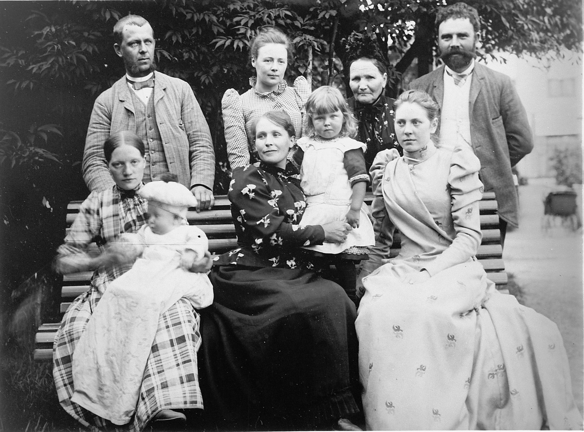 Hans Emil Erichsen, Gruppe ukjente voksne og barn.