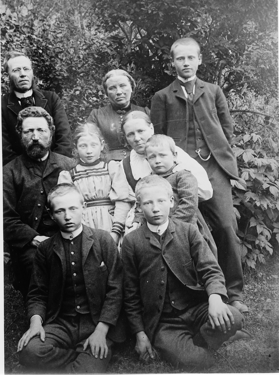 Hans Emil Erichsen, Gruppe ukjente voksne og barn.