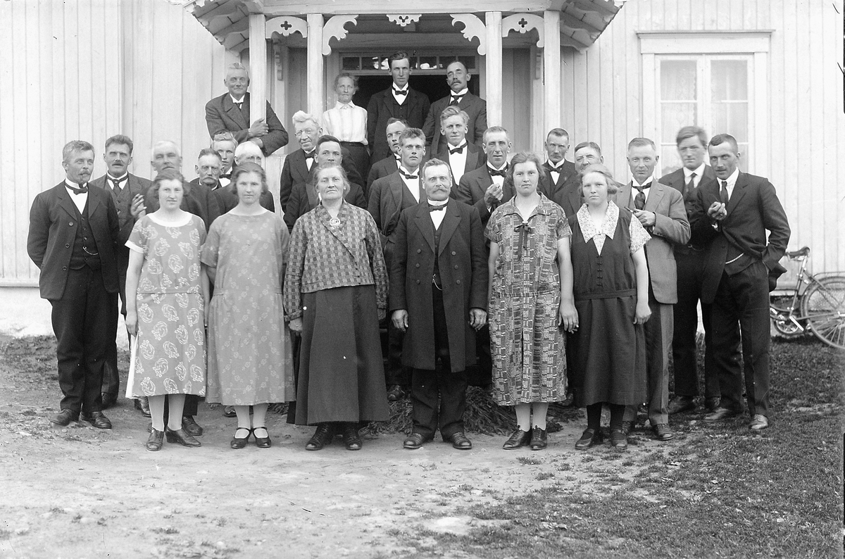 Oscar Løberg, Lerberg gård på Vang i Hamar. Mennesker samlet til Edvard Lerbergs 60 årsdag. 1. rekke f. v. Johanne, Agnes, Karoline, Edvard, Kristine og Margit Lerberg. 2. rekke f. v. Martin Løberg, Emil Løberg, Kristoffer Rabstad, Per Lerberg, Helge Liberg, Kristian Pedersen, Erling Lerberg, Ola Gaalaas, Lars H…