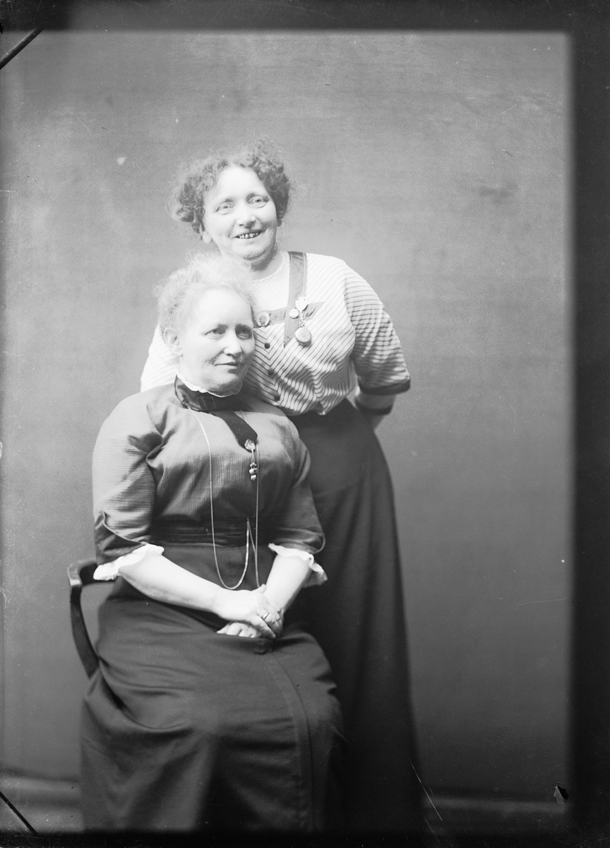 Oscar Løberg, BETSY CHRISTINE ORNING, FØDT ERIKSEN OG BAK FOTOGRAF RAGNHILDA ERIKSEN.