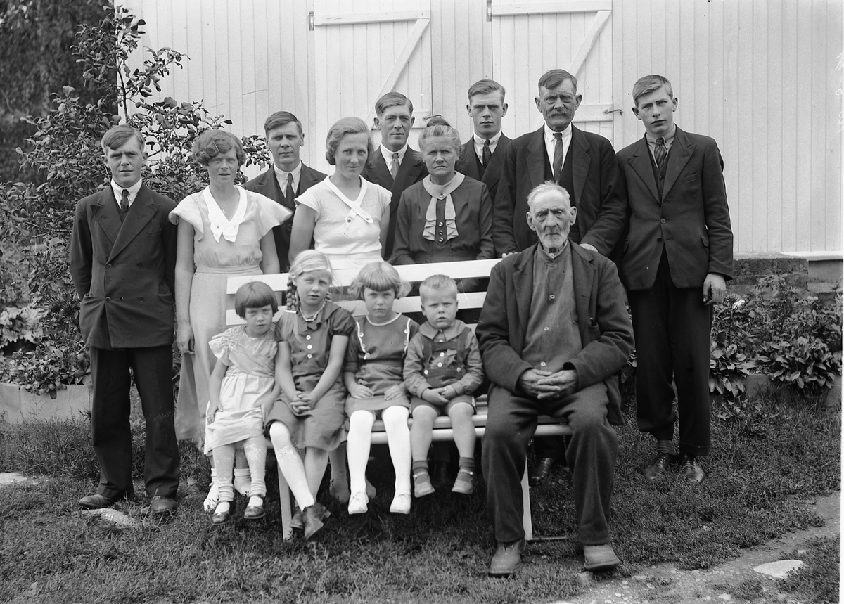 Simen Baardseth, Ukjent gruppe menn, kvinner og barn.
