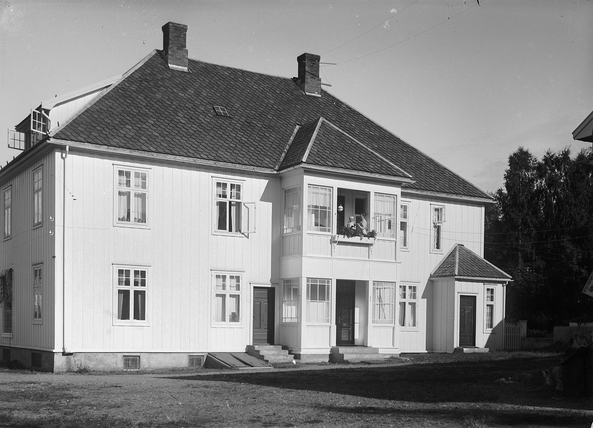 Simen Baardseth, Jente og kvinne på balkongen til et hus.