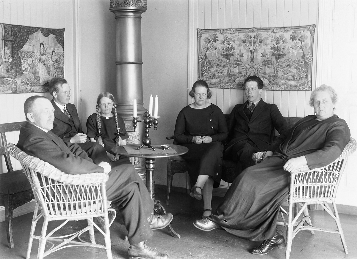 Simen Baardseth, Interiør, stue. Ukjent familiegruppe.
