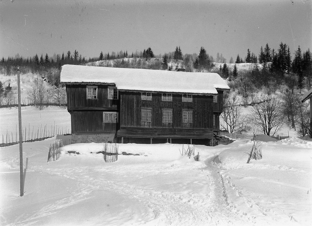 Simen Baardseth, LILLE BOLSTAD GARD, RUDSHØGDA, FØR HUSET BLE FLYTTET TIL HEDMARKSMUSEET, BOLSTADBYGNINGEN, PRESTEBOLIG, RINGSAKER.