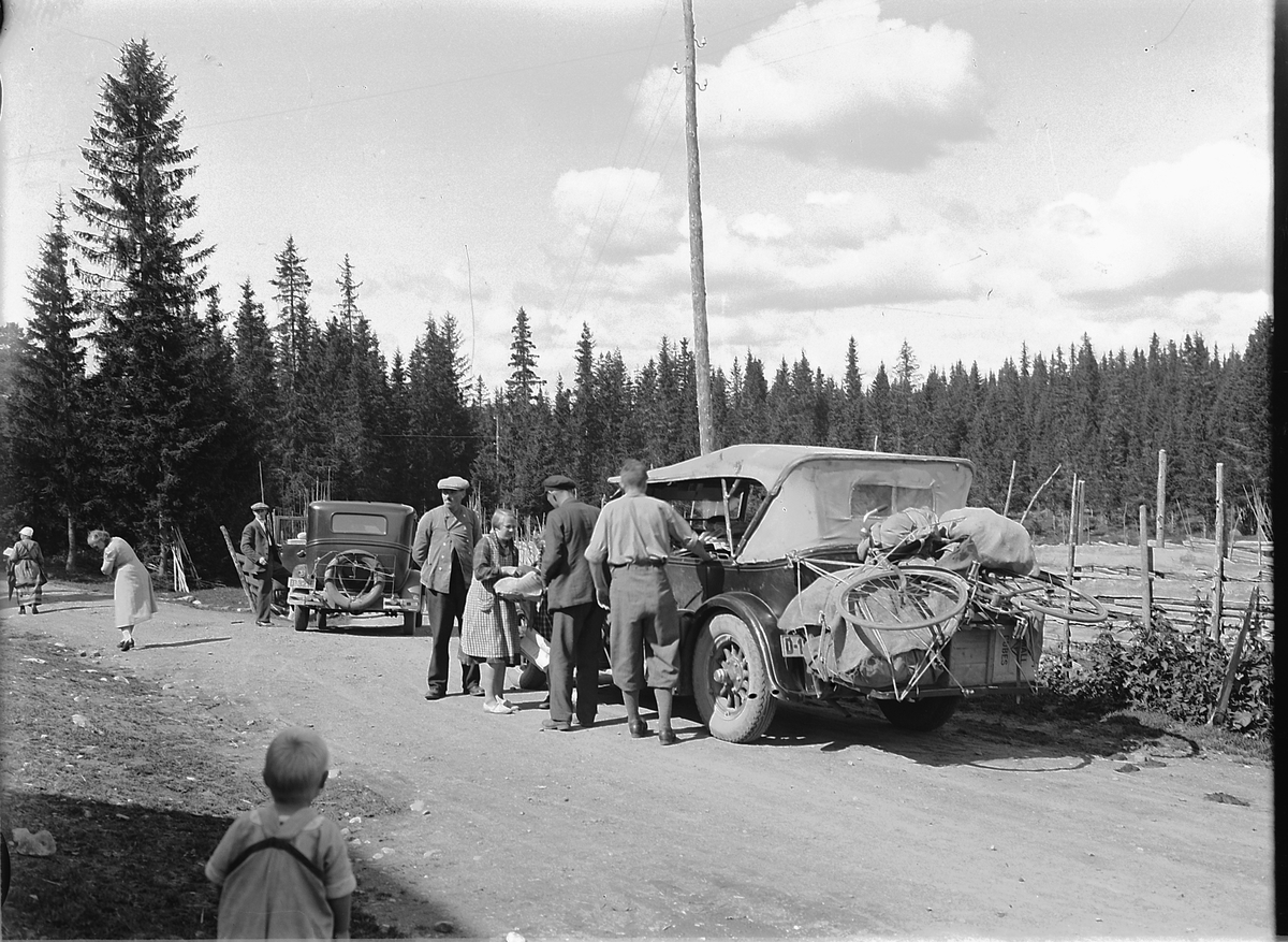 Simen Baardseth, Bergundhaugen, biler på vei til fjells. Grødtliens fjellrute ca. 1930-32. Bilen nærmest muligens en Buick. Bil opplesset med bagasje og sykkel.