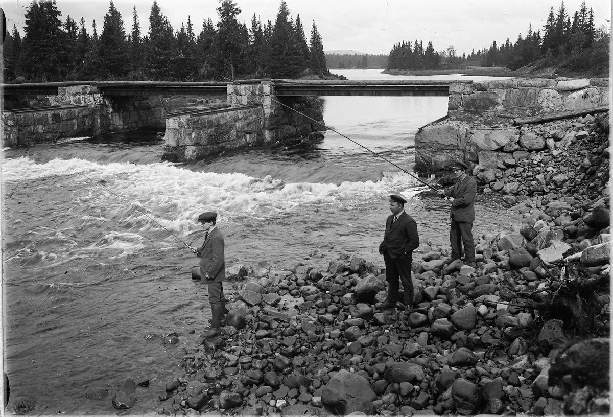 Simen Baardseth, FISKE I ÅSTADALEN, Kvarstaddammen, BRU OVER ELVA. Fra venstre: Lensmannsbetjent Per Baakind, HJ. Røes og Johannes Tranget.