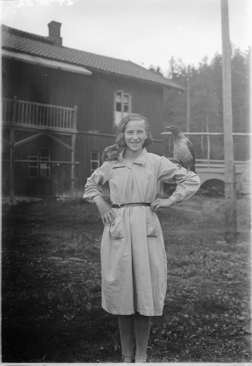 Simen Baardseth, Margit Baardseth, datteren av fotografen, med en kattunge og ei kråke på skuldra.