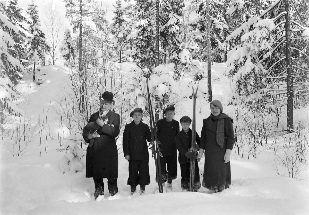 Simen Baardseth, Skitur i skogen. F. v. Johan, Svein, Kjell, Herman Hermansson og Ingeborg Høiby, gift Pedersen.