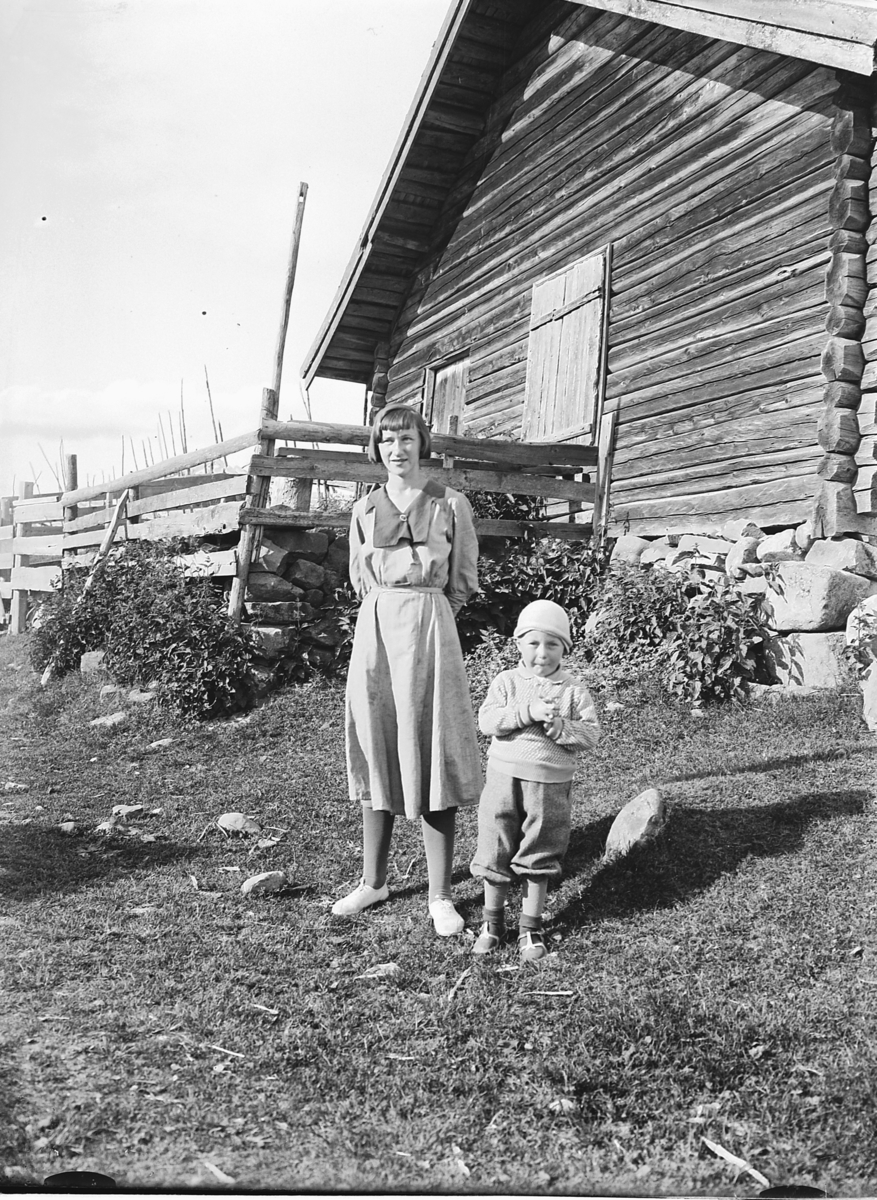 Simen Baardseth, Blekasetra, i Øyer?. Datter av fotografen, Margit Baardseth og en ukjent gutt.
