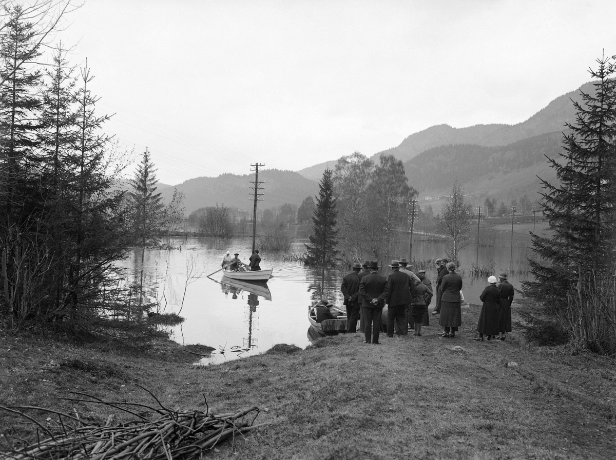 Simen Baardseth, To båter ror mennesker under flom i Lågen i Gudbrandsdalen i 1934.