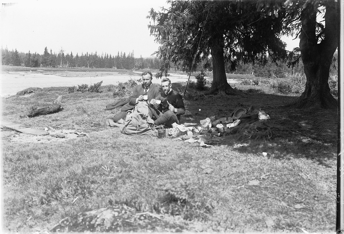Simen Baardseth, På fisketur i Åstadalen, Åsta. F. v. H. J Røed og Per Baakind.