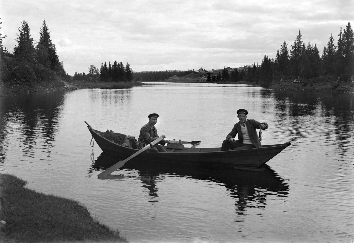 Simen Baardseth, FISKE MED ROBÅT, ÅSTA. Fisking fra båt. F. v. Johannes Tranget og H. J. Røed.