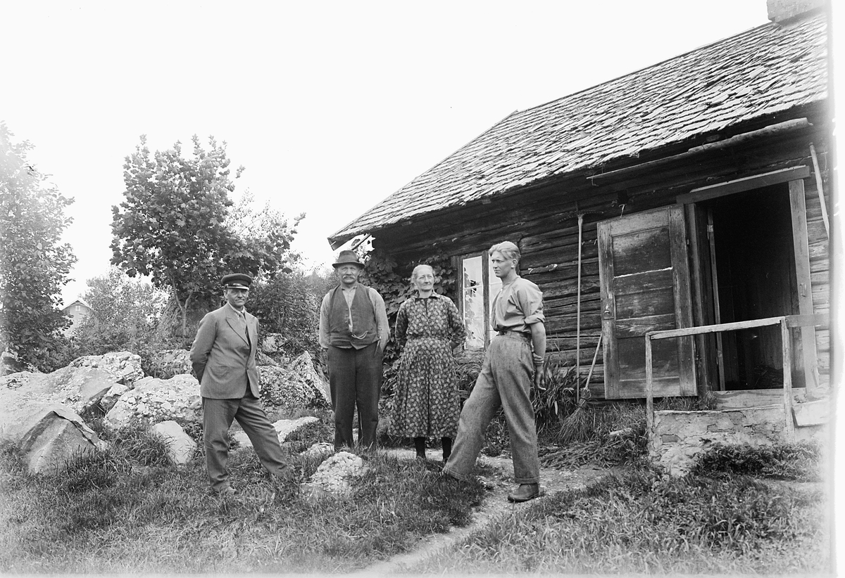 Simen Baardseth, Jensstuen, Biri Øverbygd i Gjøvik. F. v. Halvdan Stenersen, Kristian, Oline og Kristen Jensstuen.