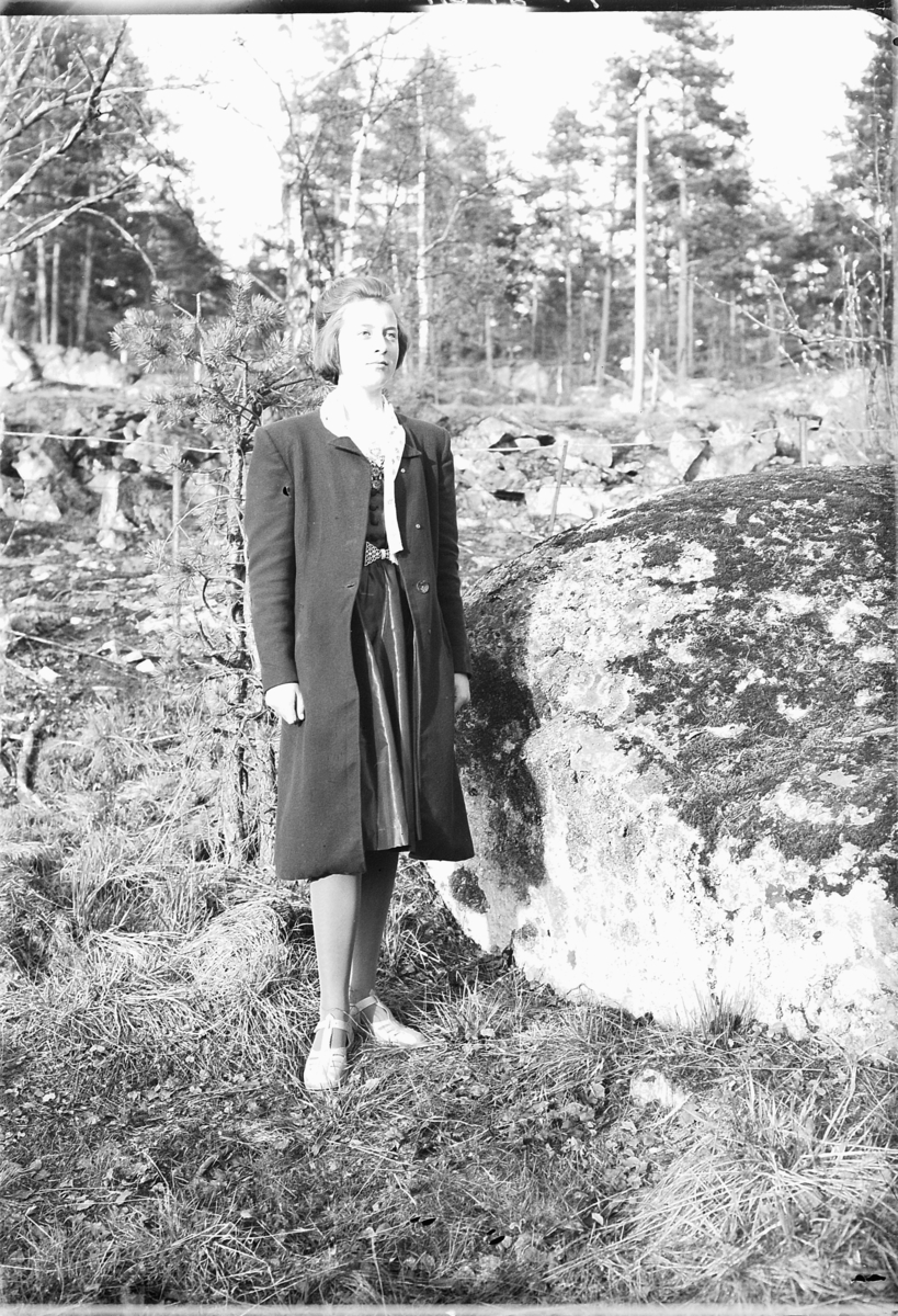 Simen Baardseth, Eksteriør, skog. Ukjent kvinne.