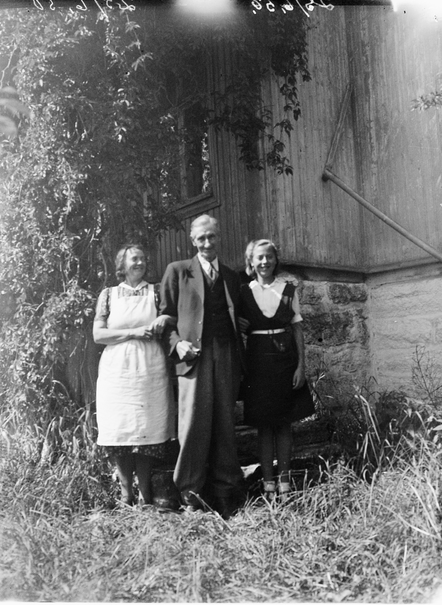 Simen Baardseth, Simen Baardseth med datter Margit t. h. Den andre ukjent.