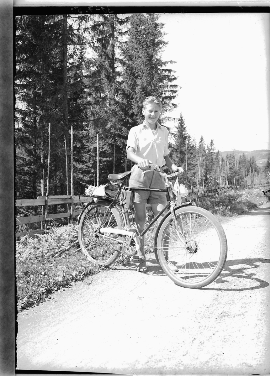 Simen Baardseth, Ukjent gutt med sykkel på en skogsvei.