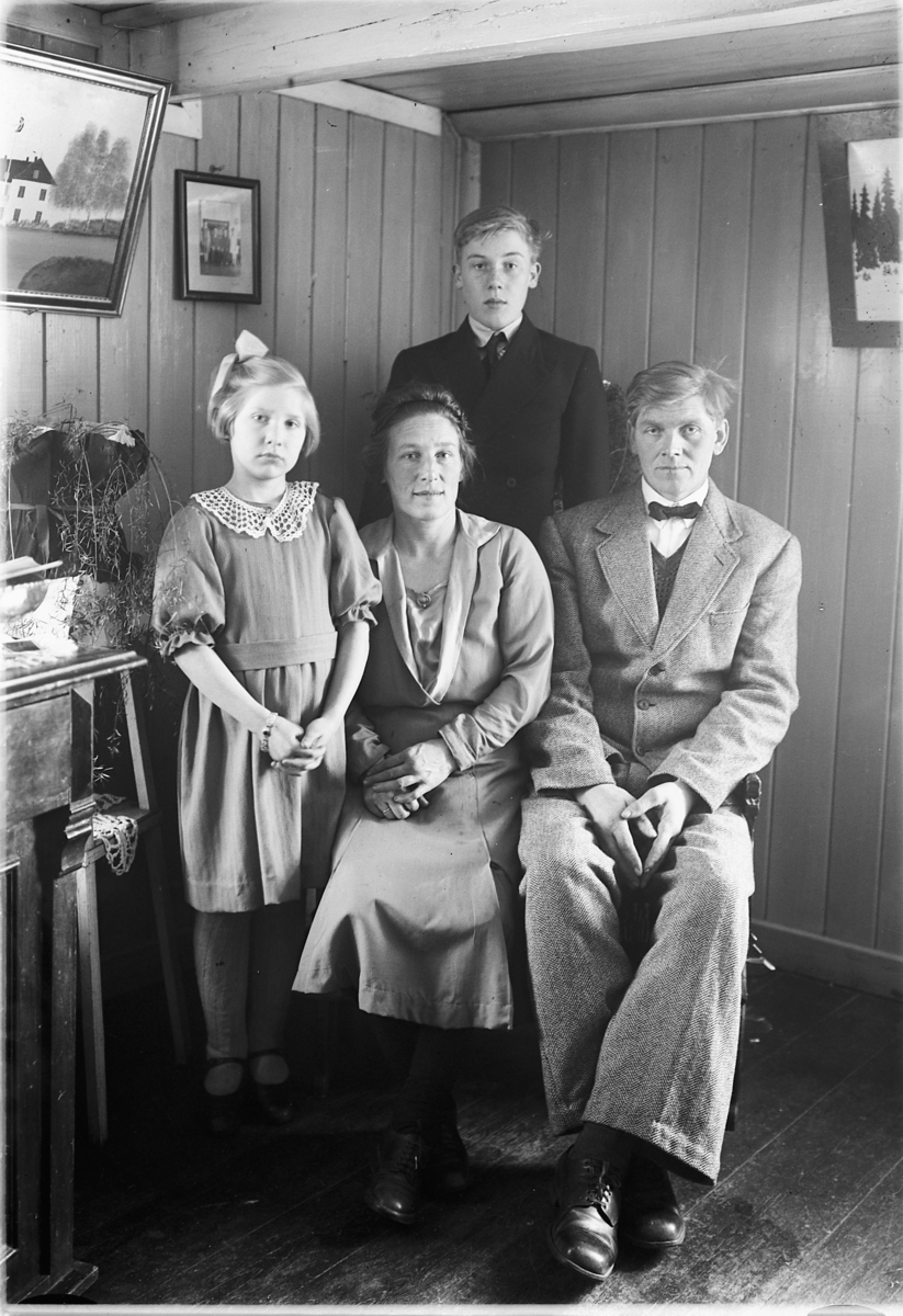 Simen Baardseth, Erik og Olga (f. Smedstuen) Syversen med sine barn Kari, gift Larsen, og Osvald.