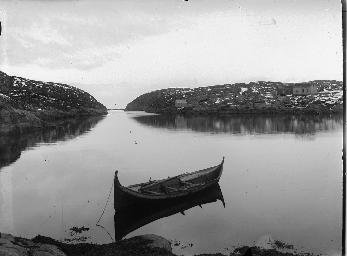 Simen Baardseth, Hartvikøya i Flatanger ca. 1910-15. Kona til fotografen var fra huset i bakgrunnen. Kystlandskap, robåt.