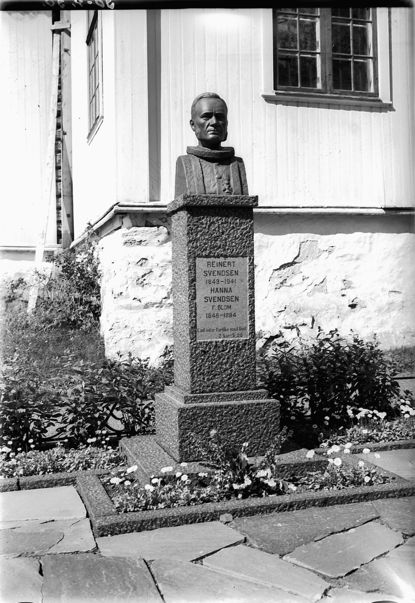Simen Baardseth, STATUE AV REINERT SVENDSEN UTENFOR VELDRE KIRKE i Ringsaker.