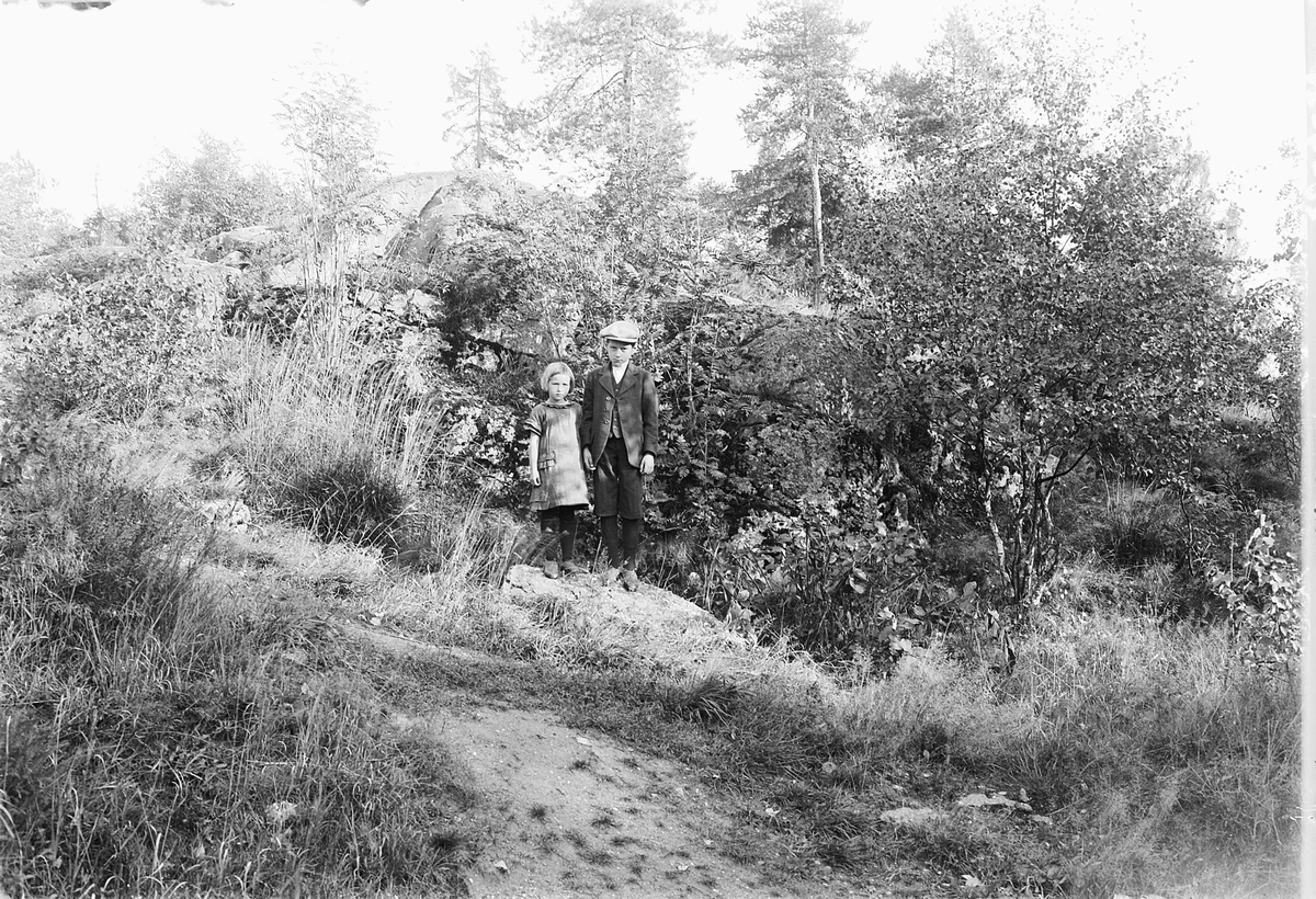 Simen Baardseth, Ukjent jente og gutt i skogen.