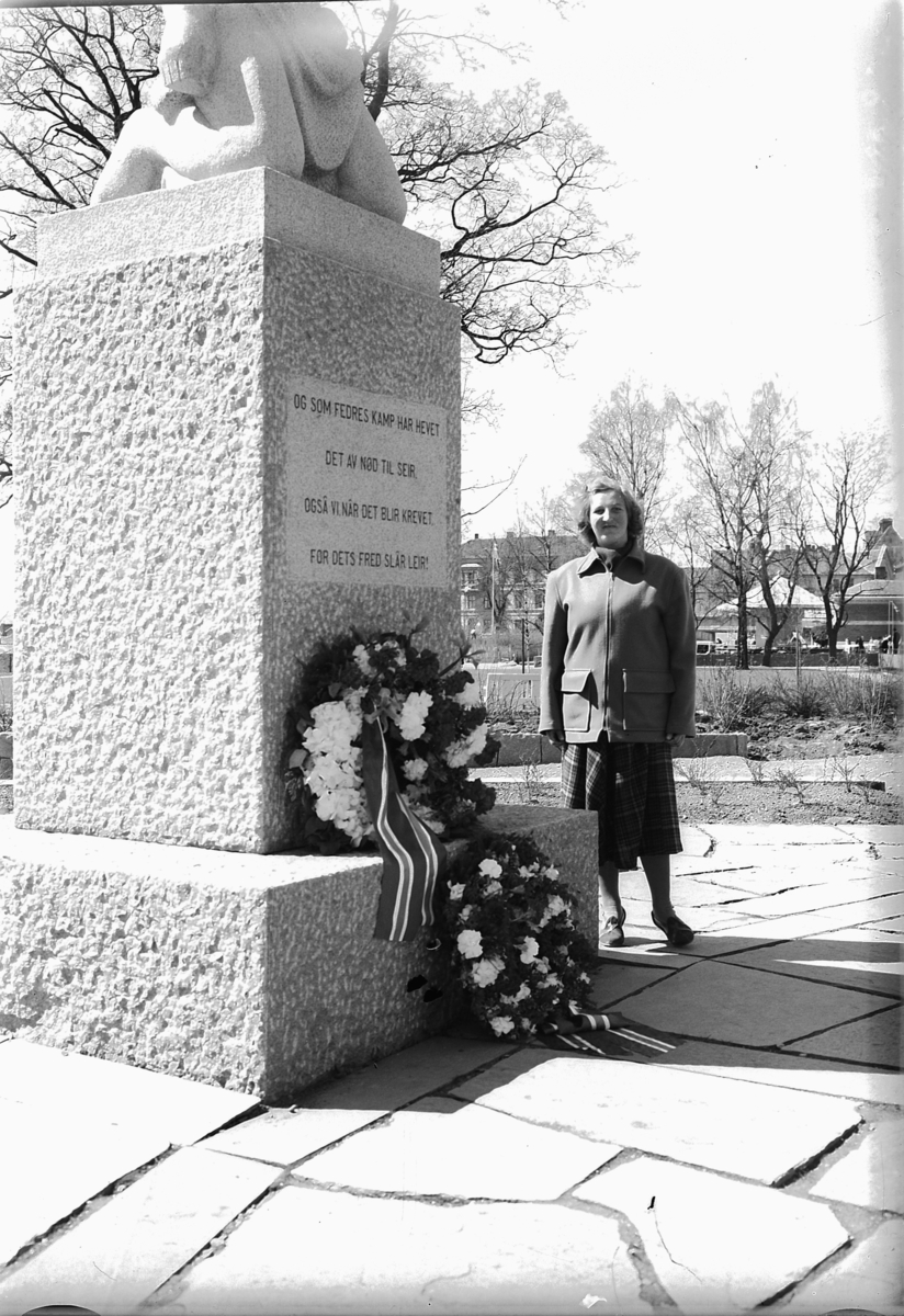 Simen Baardseth, FREDSMONUMENTET I STRANDGATEHAGENE, HAMAR.
