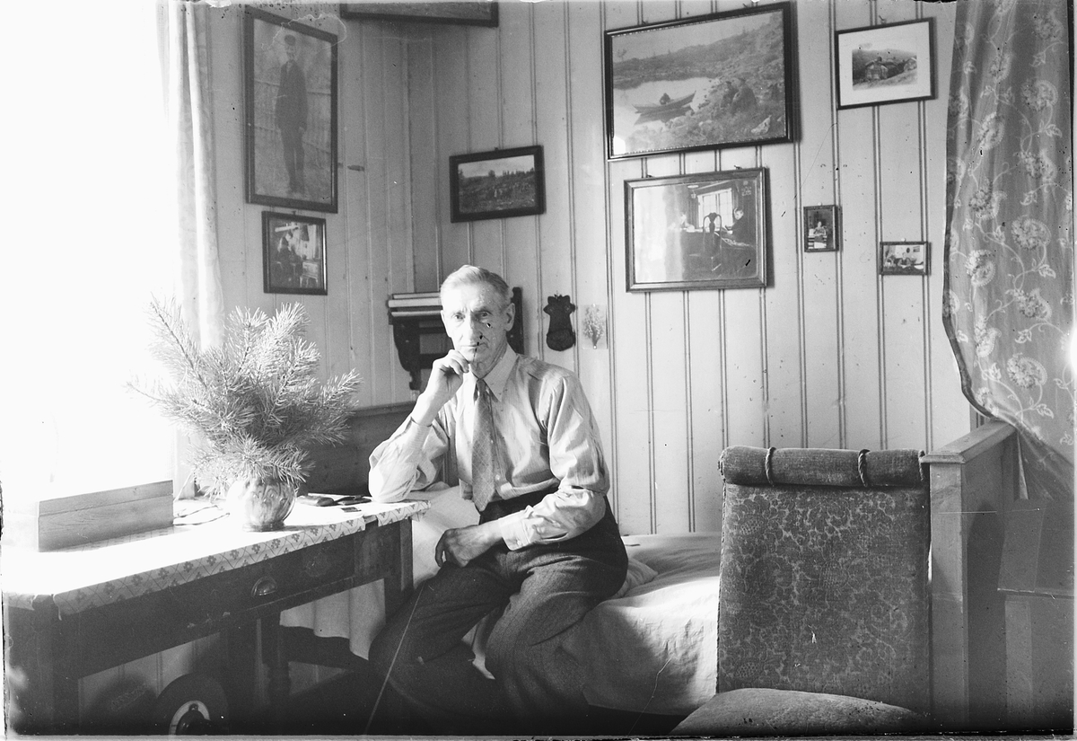 Simen Baardseth, FOTOGRAF SIMEN BAARDSETH I SIN EGEN STUE.