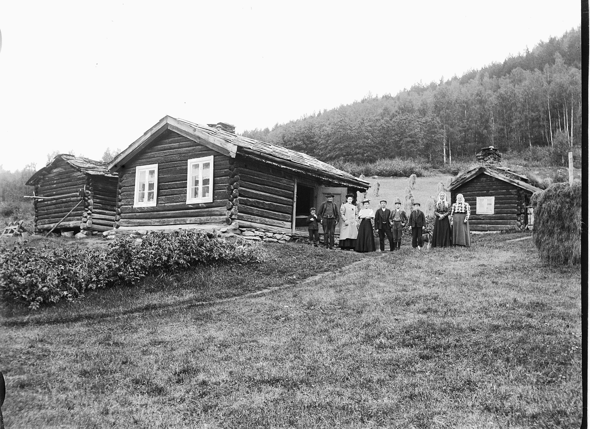 Simen Baardseth, Gruppe mennesker samlet på et gardstun.