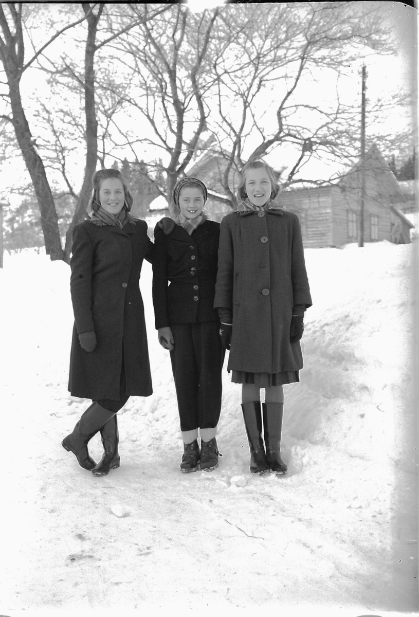 Simen Baardseth, Tre jenter, Randi Kristiansen i midten.