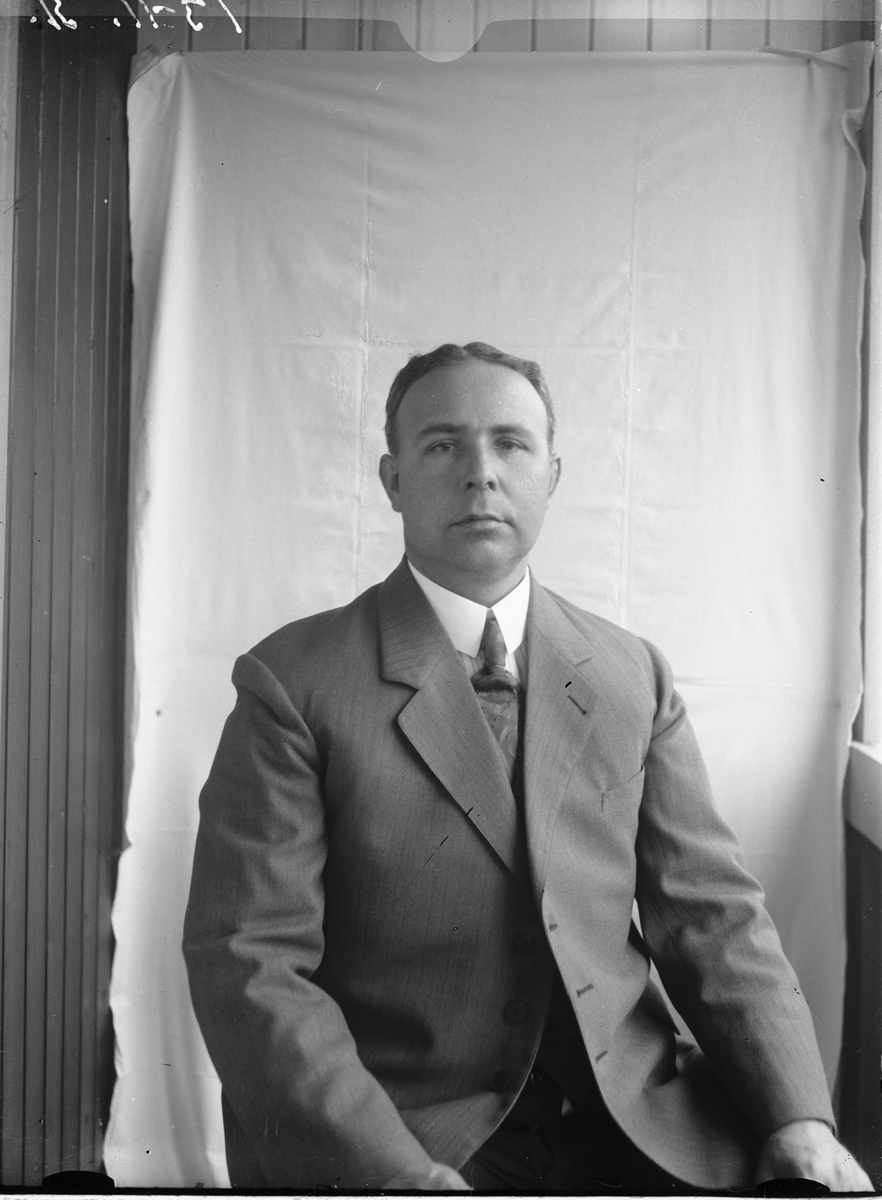 Simen Baardseth, H. J. Røed. Lensmannsfullmektig.