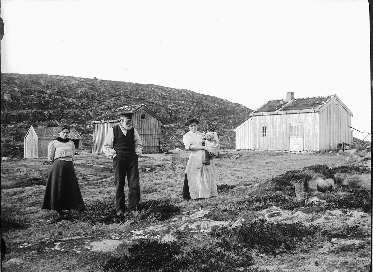 Simen Baardseth, Dette bildet er tatt på Havnerøya i Flatanger i 1911. Det viser de 2 los-husene som sto her. Fra venstre: Dagny Hartvikøy f. 1887 og gift Baardseth, Los Petter Hansen Havnerøy (1845-1917) og Lise Havnerøy f. (1889-1954) med datteren Anna f. 1910. Losen Petter Hansen Havnerøy var onkel til Dagny. Da…