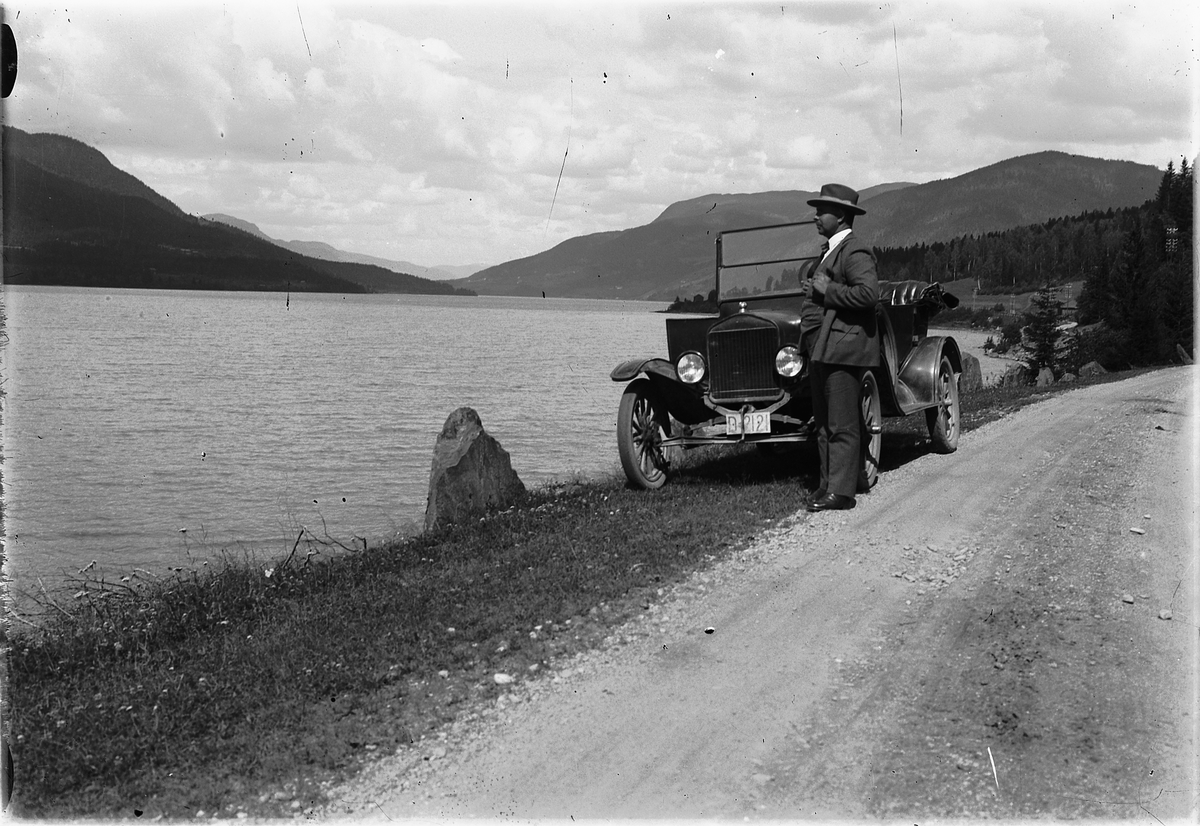 Simen Baardseth, H. J. Røed, lensmannsfullmektig, på biltur i Gudbrandsdalen. Personbil reg. nr. D-2121. Ford T 1923-25.