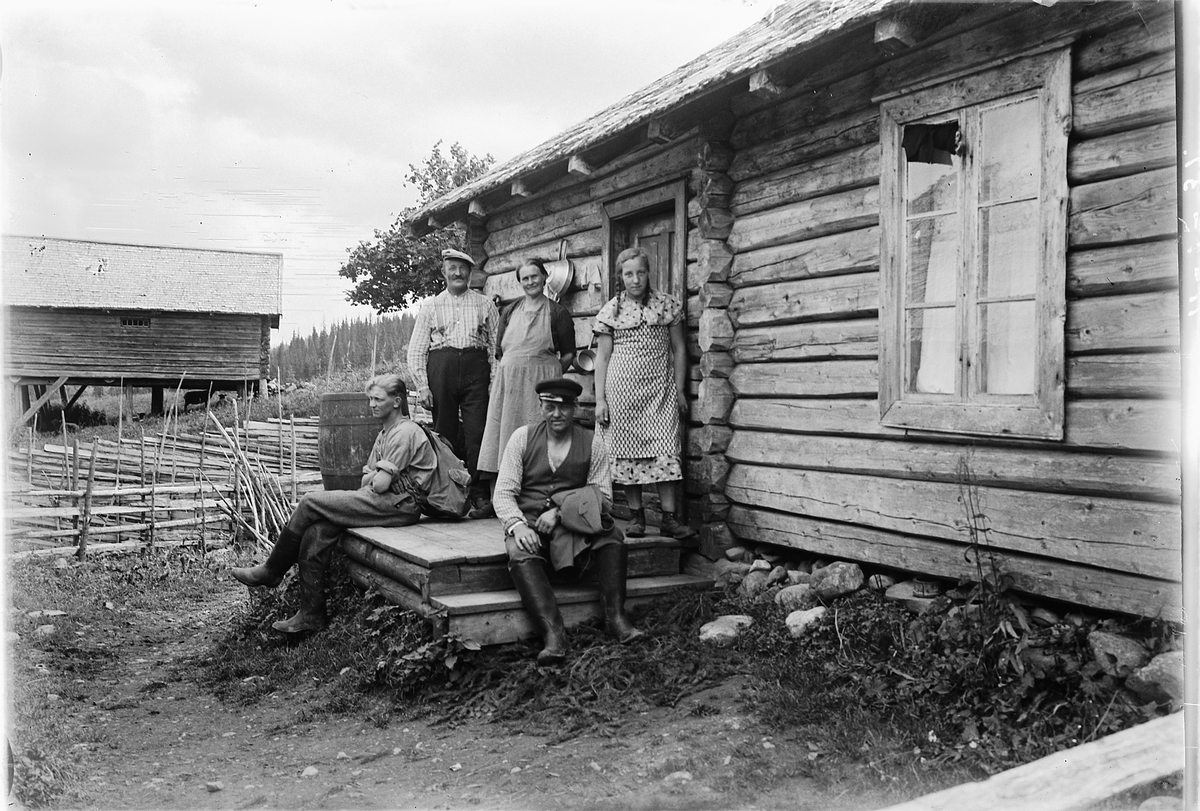 Simen Baardseth, Biri, setervang. Foran f. v. Kristen Jensstuen og Halvdan Stenersen. Ole (med bart) og Thea Sukkestad som hadde Skjønsby, sitter i midten.