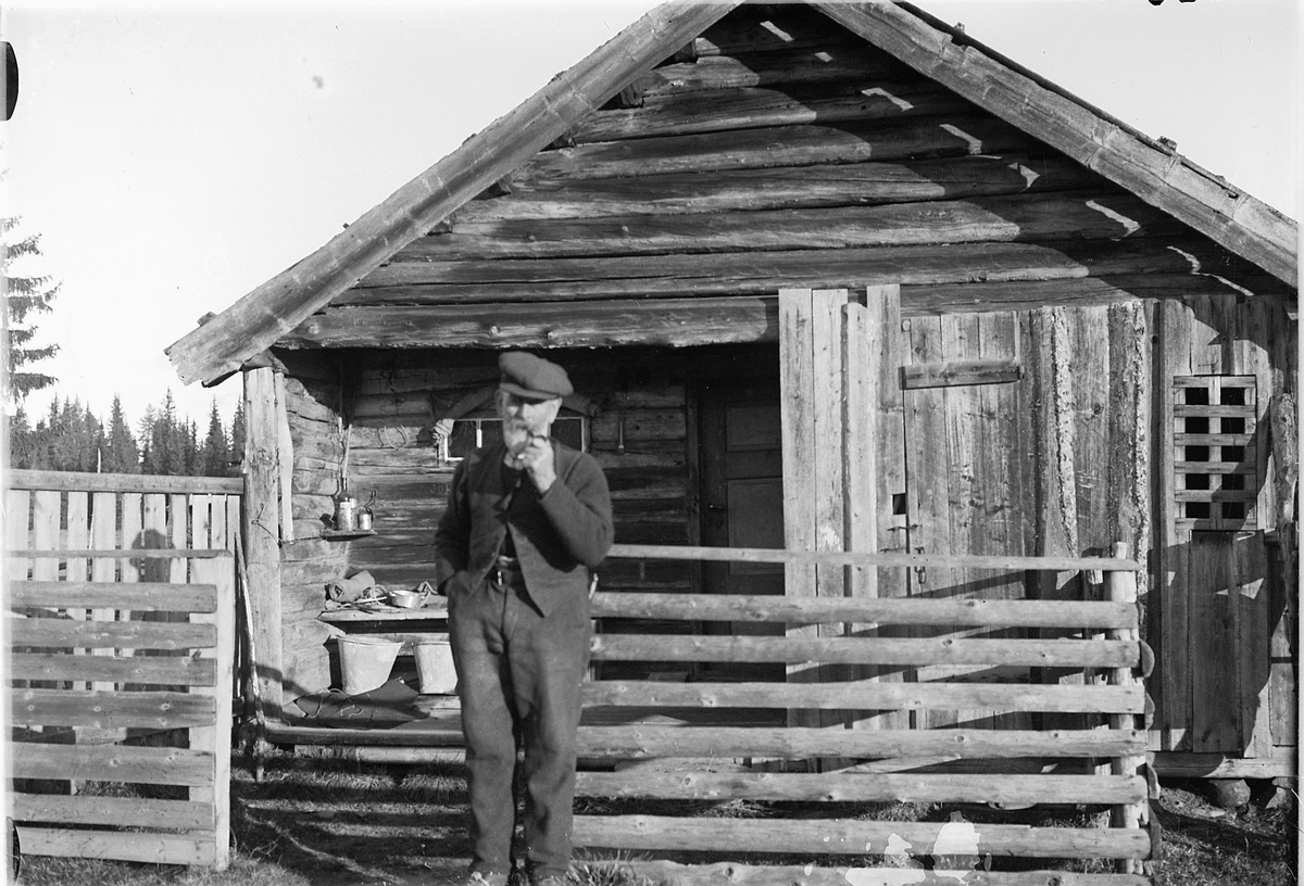 Simen Baardseth, Gammelskolla i Ringsaker. Mathias Bogstisveen foran Neråssetra.