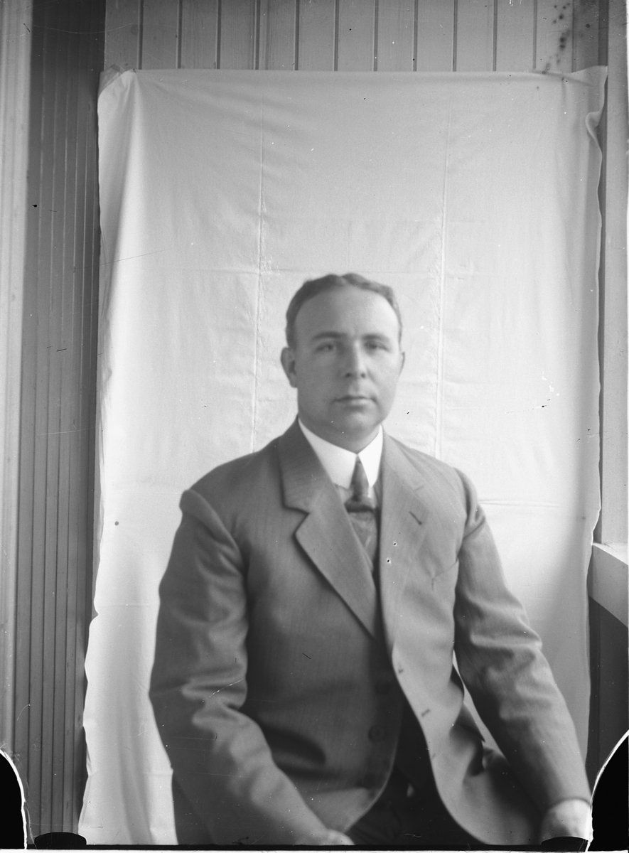 Simen Baardseth, H. J. Røed, lensmannsfullmektig.