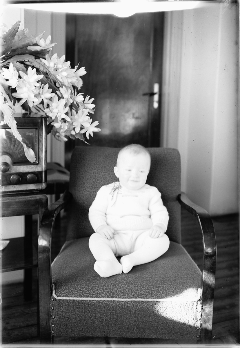 Simen Baardseth, Ukjent barn i en stol.