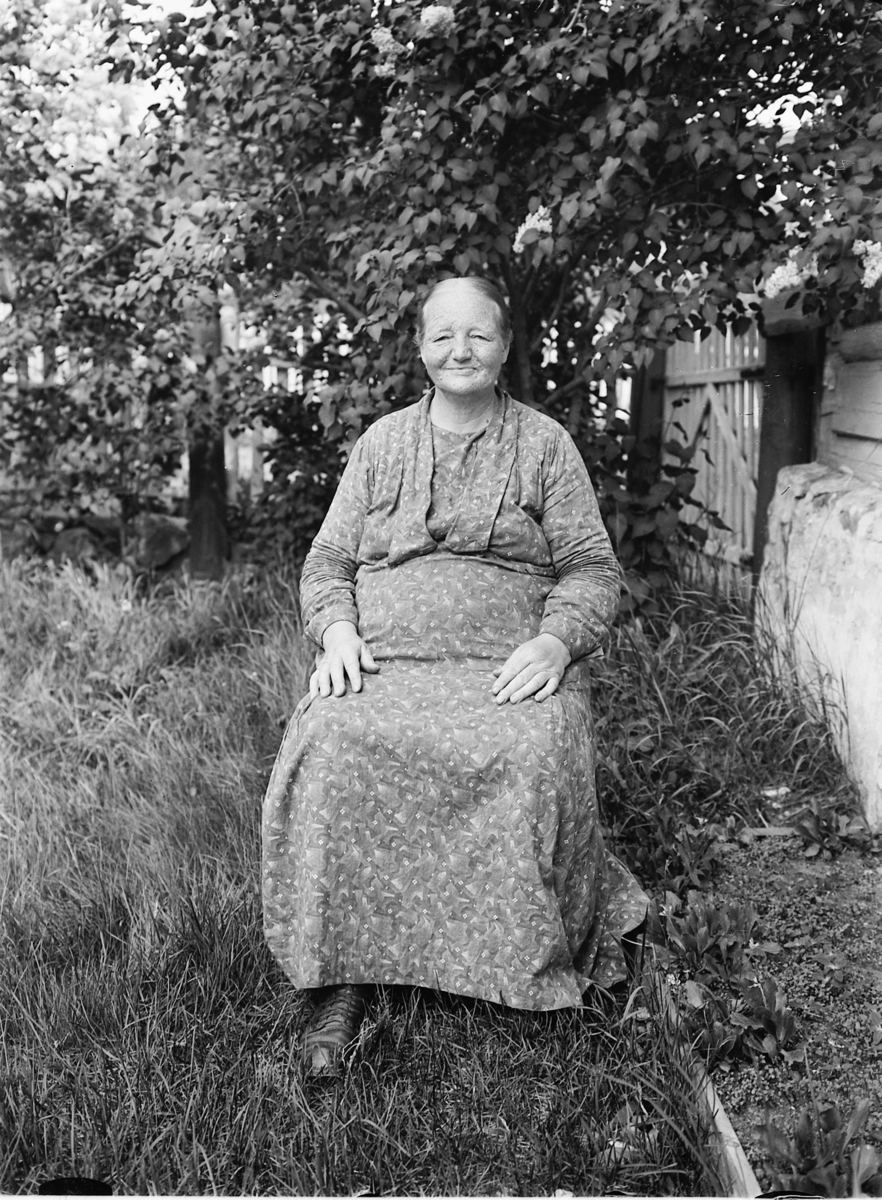 Simen Baardseth, Ukjent eldre kvinne i en hage.