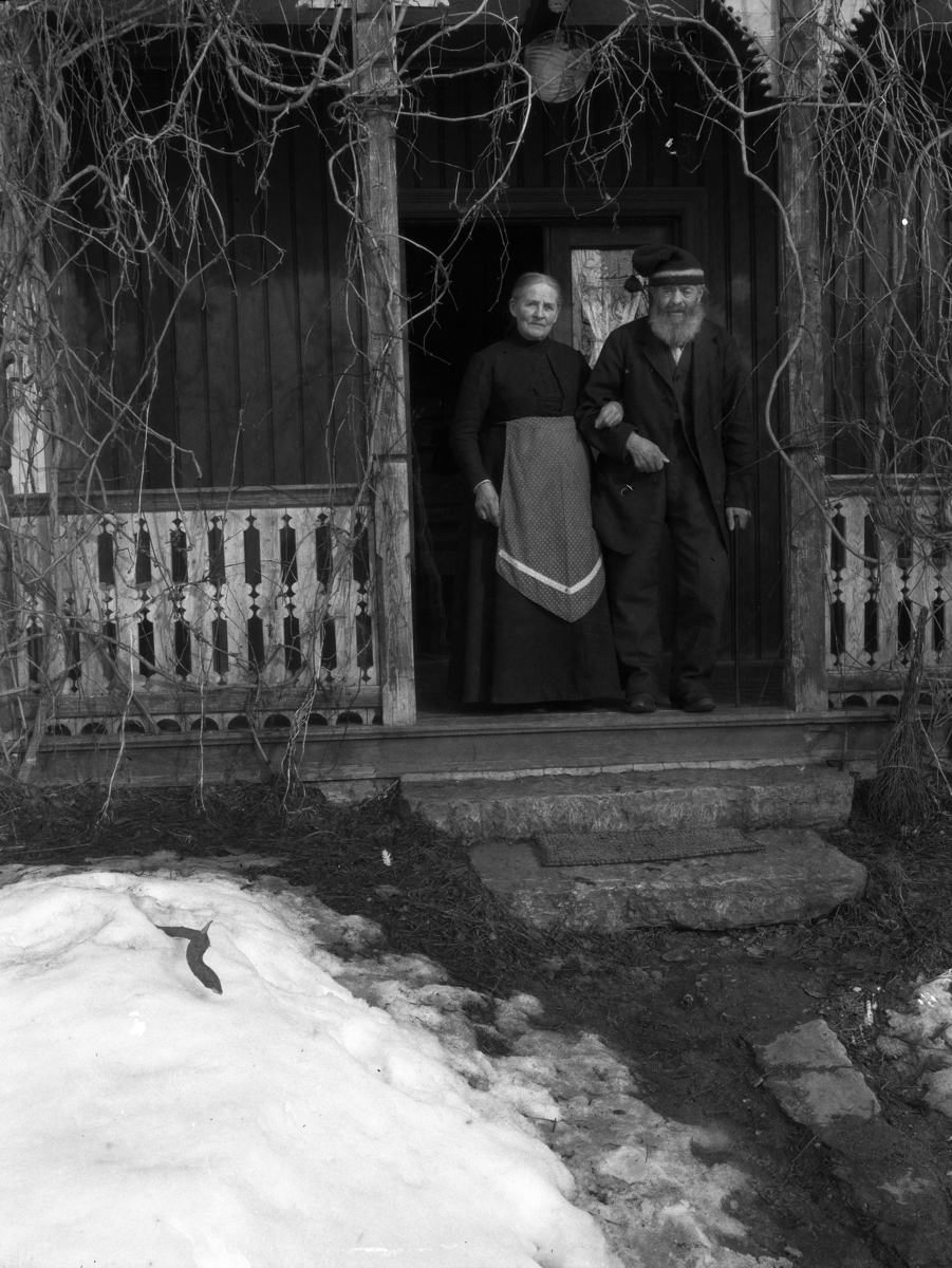 Kristian Heramb, Andreas Heramb og ukjent kvinne ved inngangen på Heramb, Ringsaker. Moren og faren til fotografen.
