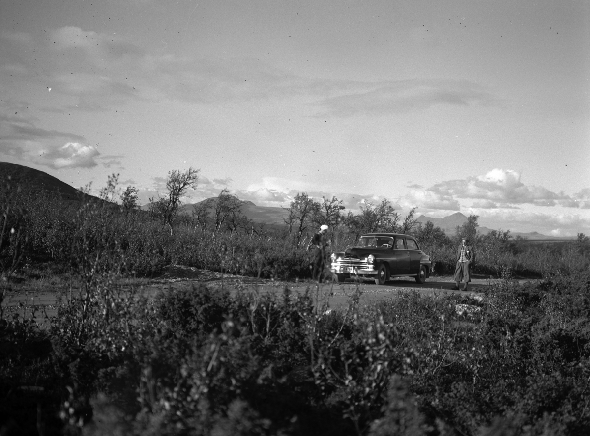 Kristian Heramb, To menn på biltur i fjellet. Dodge eller Plymouth 1949-52.