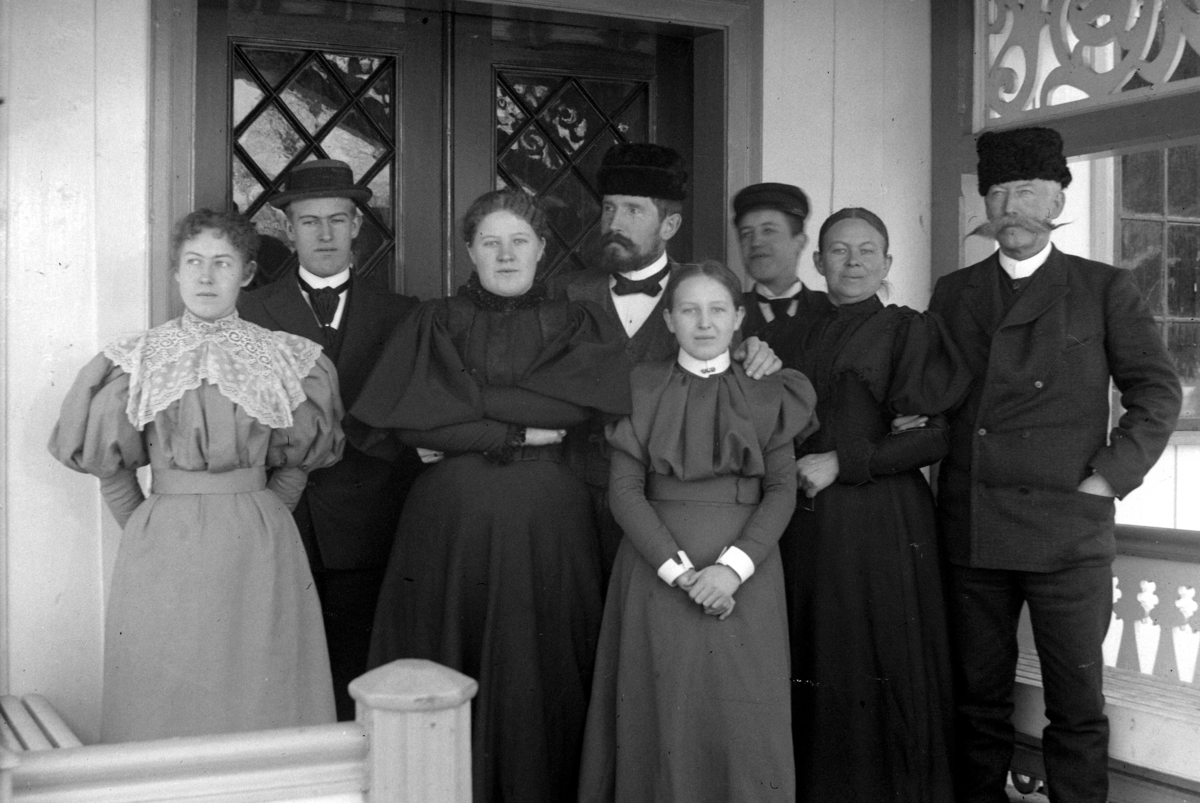 Ole Hansen Løken, GRUPPE 8, På trappa på Løken østre. F. h. Paul Ring, Antoinette Ring, Paul Ring (sønnen), Antonette (Tulla) Hersoug, Ole Løken og Mimi Løken. Barthold Henrik Ring. Og Barbara Ring, (gift Skappel. )