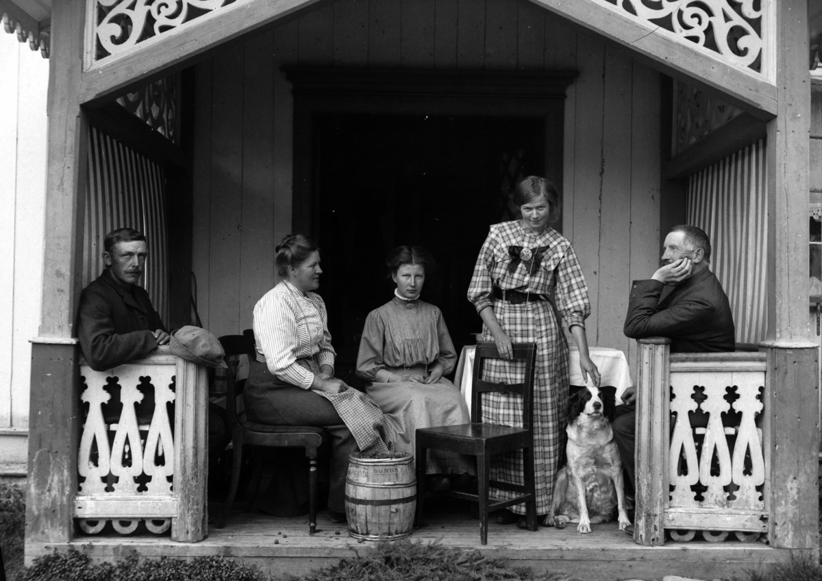 Ole Hansen Løken, Løken østre, Rudshøgda, gruppe 5 , veranda, hovedbygningen, sveitserstil. F.v. ukjent, Mimmi Løken f. Ring, ukjent, ukjent, Ole Løken. Margarintønne.