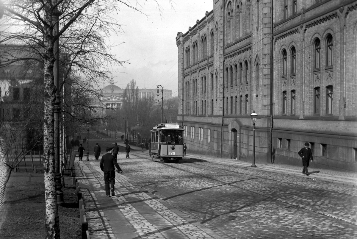 Ole Hansen Løken, OSLO, STORTINGSGATEN, TRIKK. Dette bildet kan dateres mer nøyaktig til perioden etter ca. 1903 hvor disse vognene fikk nummer i 100-serien. Før det var vogna nummerert 22. Bildet kan ikke være tatt seinere en vinteren 1908 - 09; vogn har ennå åpne plattfomer og det er intet linjenummer.