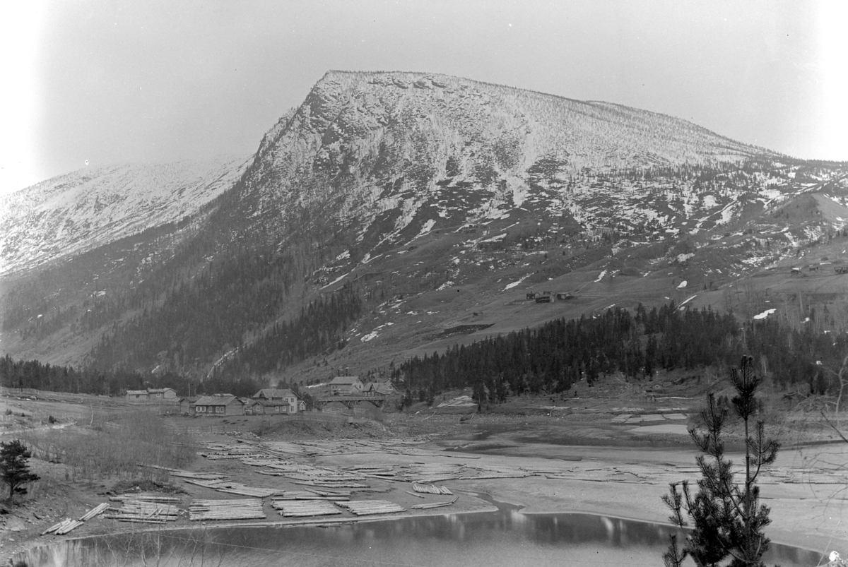Ole Hansen Løken, UKJENT LANDSKAP, FJELL, VANN, TØMMER, BEBYGGELSE.
