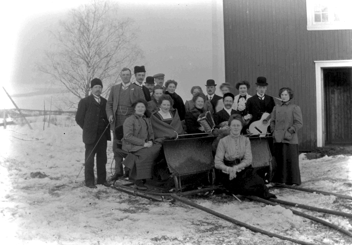 Ole Hansen Løken, BAK. F. V. HELMER SOLBERG, UKJENT, OLE HERSOUG, BARTHOLD RING, UKJENT, MIMMI LØKEN, UKJENT, UKJENT, UKJENT, UKJENT. I MIDTEN OTTO SVENKERUD, TANTE TULLA, SUSSI PETERS OG FORFATTER SEVERIN LIEBLEIN. FORAN F. V. FRU LIEBLEIN, UKJENT OG FRU SOLBERG F. SVENKERUD. ( FORAN SLEDEN )SE OGSÅ HHB-1917.