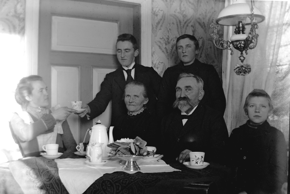 Ole Hansen Løken, GRUPPE 6, UKJENTE, KAFFE, KAKER, KOPPER, KANNE, LAMPE.