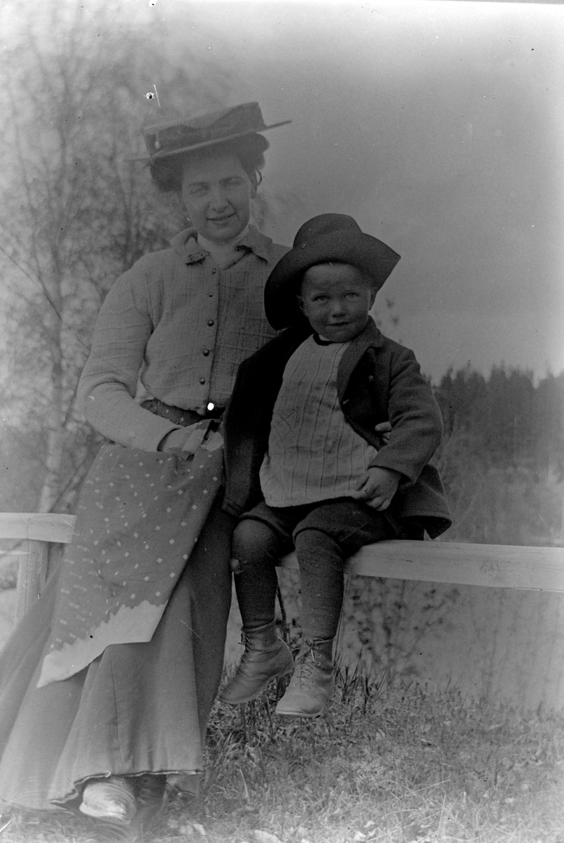Ole Hansen Løken, KVINNE OG BARN, UKJENTE.