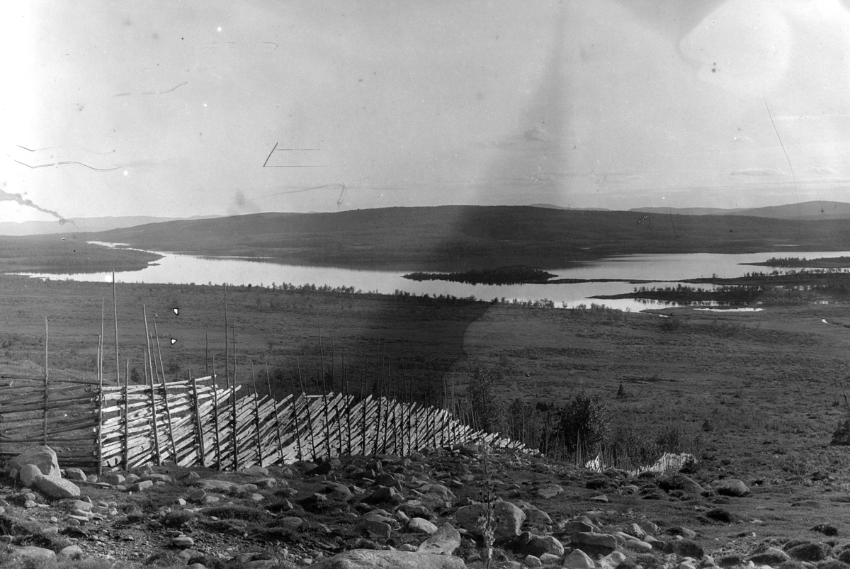 Ole Hansen Løken, UKJENT LANDSKAP I FJELLET, SKIGARD, GJERDE,