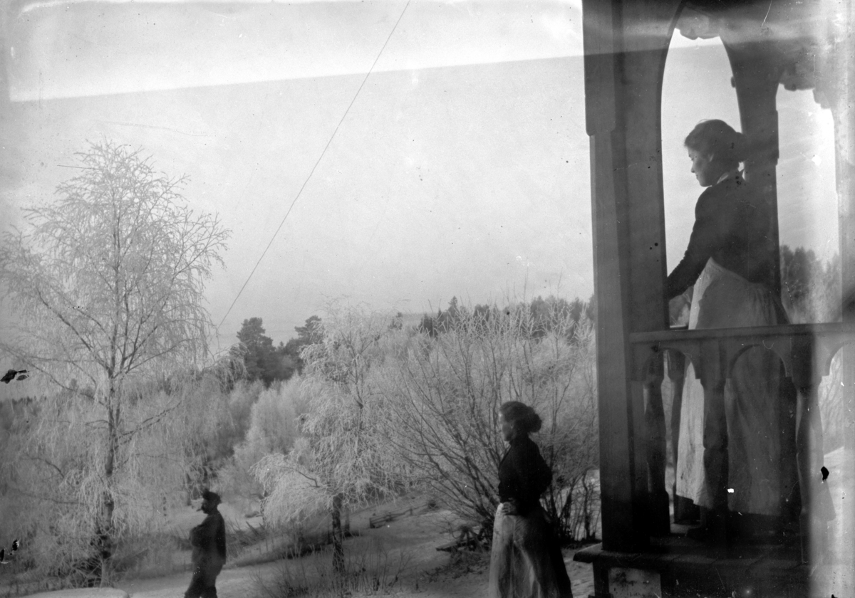 Johannes Larsen Alhaug, Tre personer på skistua på Alhaug, Hamar.