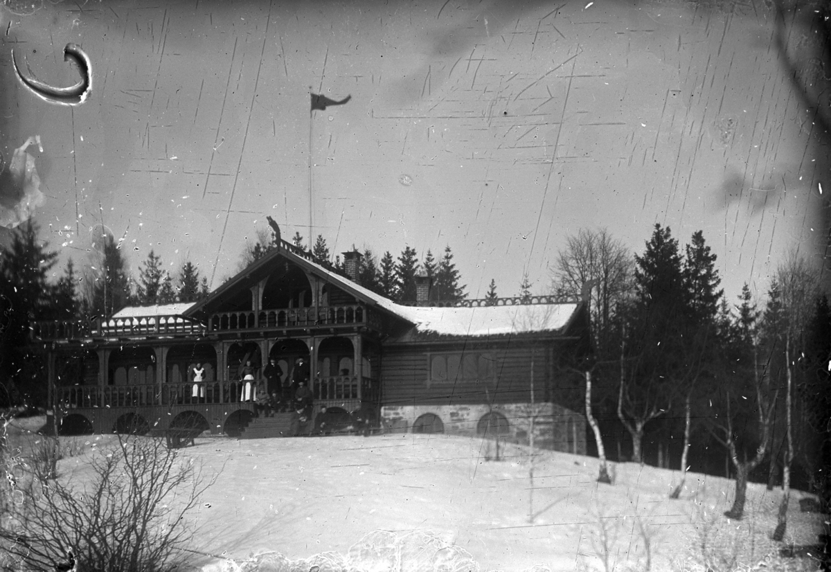 Johannes Larsen Alhaug, Skistua på Alhaug, Hamar.