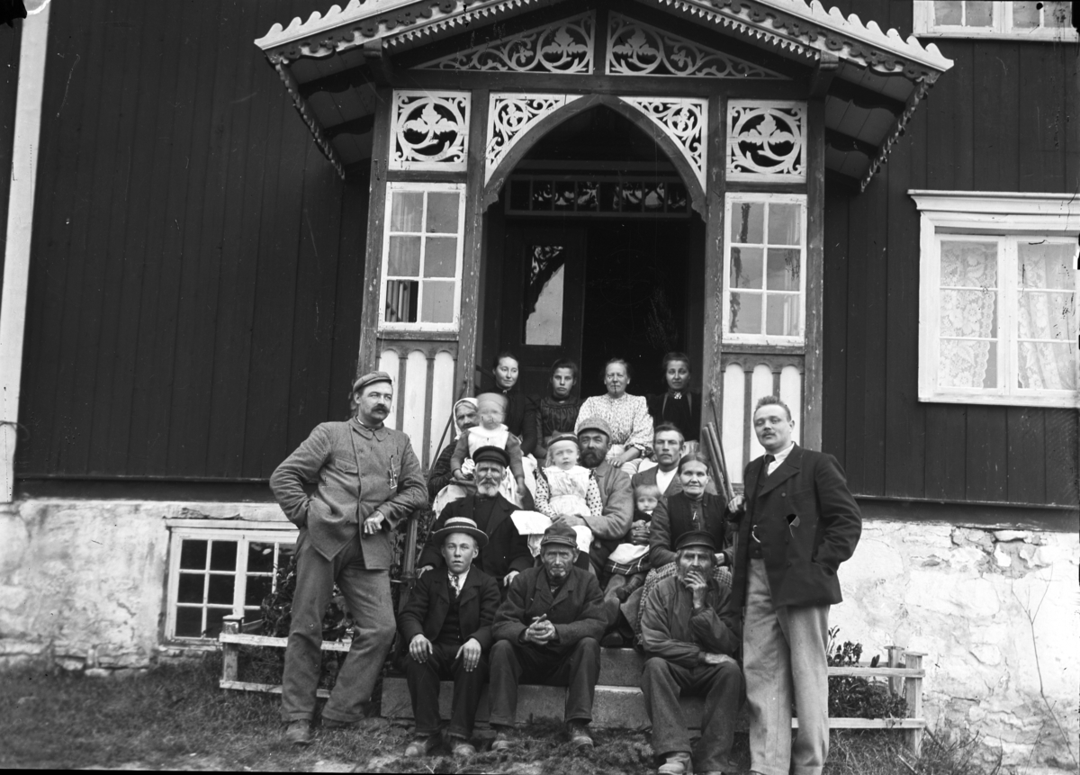 Johannes Larsen Alhaug, Skålgrautlag på Østre Alhaug. Østre Alhaug i Furnes. F. v. Peder L. Alhaug, i midten Lars P. Alhaug. T. h. Johannes L. Alhaug. Øverst f.v. nr. 3 Husholderske Karen Berg. Midt i bildet Lars Alhaug med Klara Alhaug på fanget. De øvrige tjenestefolk, ukjente..